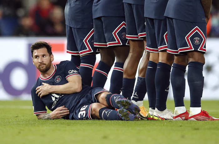 Messi nằm làm hàng rào chắn bóng