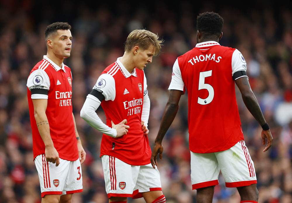 3 sai lầm của Arsenal đe dọa giành cúp Premier League
